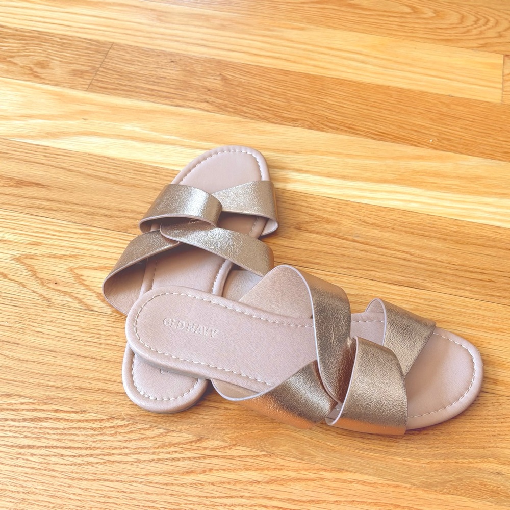 Old Navy gold metallic sandals Women’s Size 7. Excellent condition.